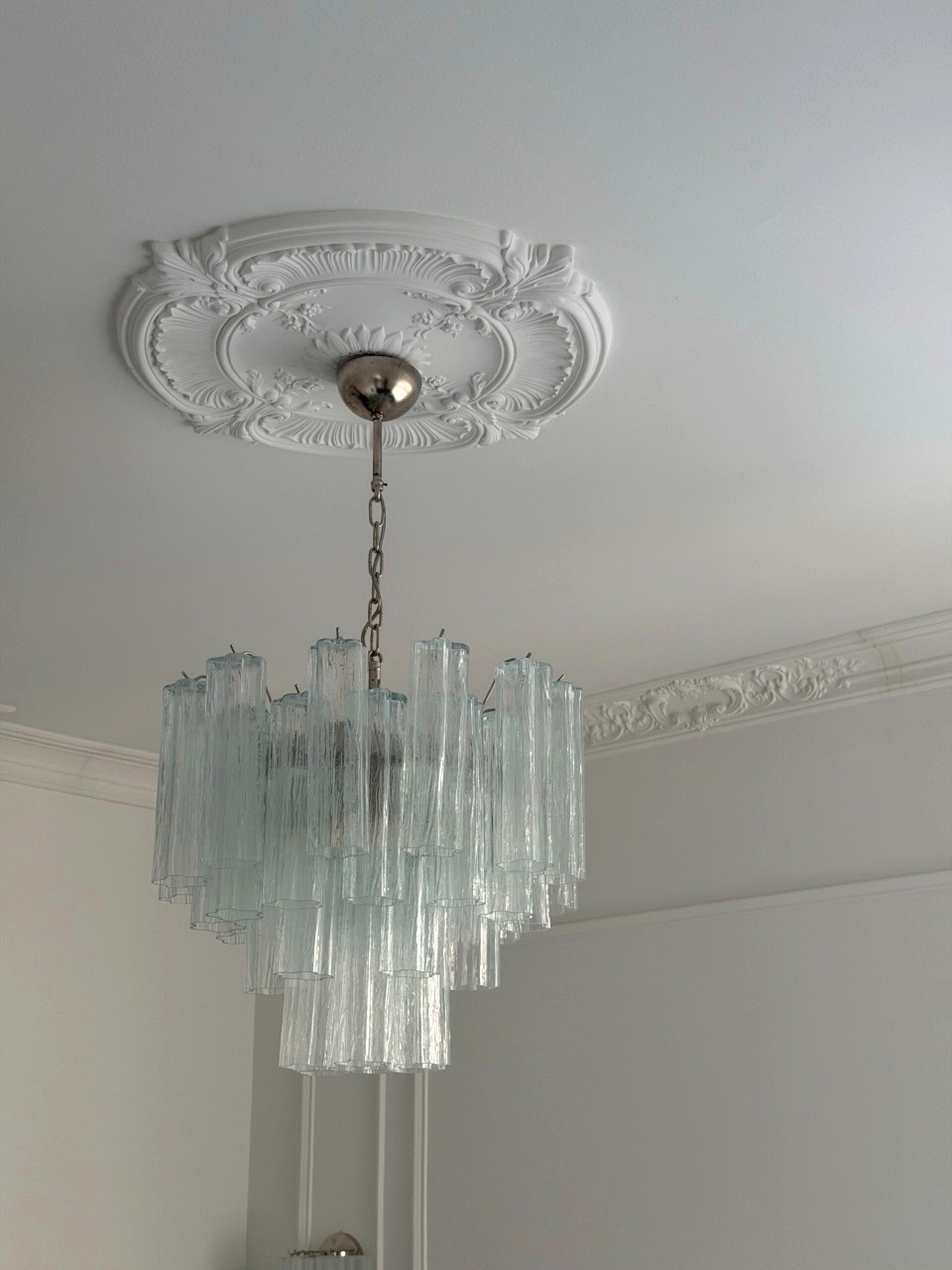 Handblown Murano tubular chandelier with 36 glass prisms under an ornate ceiling rose
