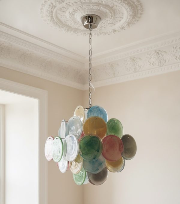 Mundblæst Murano Alabaster Lysekrone – 36 Alabaster Glas under en udsmykket loftsroset