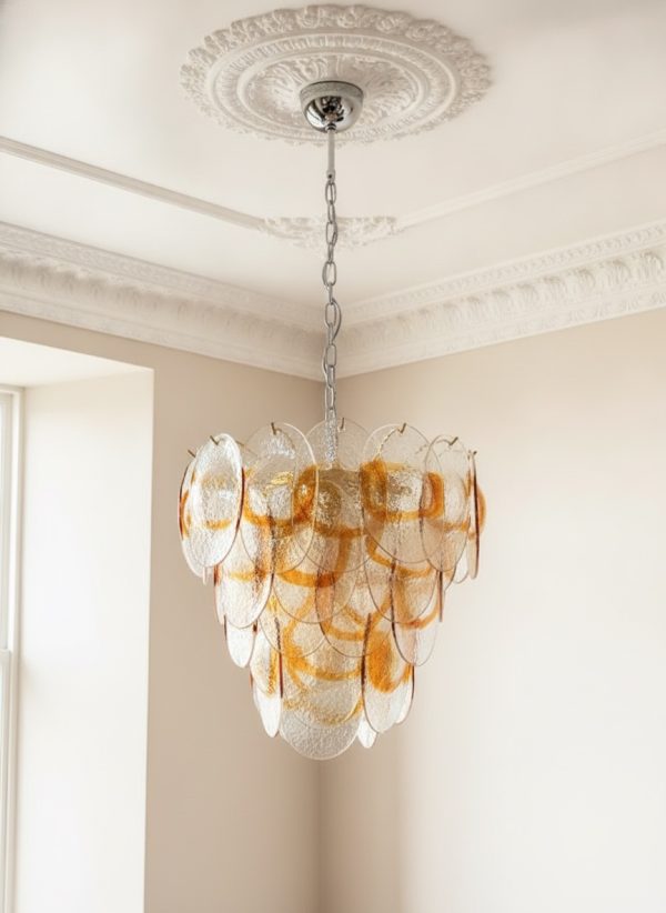 Mundblæst Murano Lattimo Lysekrone – 41 Lattimo Glas under en udsmykket loftroset