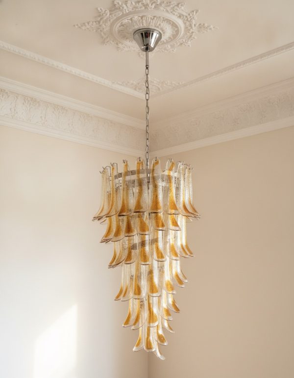 Mundblæst Murano Petal-lysekrone – 83 glasblade under en udsmykket loftsroset